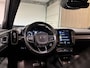 Volvo XC40 T5 Recharge R-Design | Stoel en Stuurwielverwarming | Leder Alcantara R-Design bekleding met wit stiksel en bies | Zitting verlenging voorstoelen | Cruise Control | 19 Inch | Keyless Drive | Parkeersensoren achter | Elektrisch bedienbare achterklep | Bree