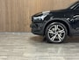 Volvo XC40 T5 Recharge R-Design | Stoel en Stuurwielverwarming | Leder Alcantara R-Design bekleding met wit stiksel en bies | Zitting verlenging voorstoelen | Cruise Control | 19 Inch | Keyless Drive | Parkeersensoren achter | Elektrisch bedienbare achterklep | Bree