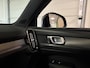 Volvo XC40 T5 Recharge R-Design | Stoel en Stuurwielverwarming | Leder Alcantara R-Design bekleding met wit stiksel en bies | Zitting verlenging voorstoelen | Cruise Control | 19 Inch | Keyless Drive | Parkeersensoren achter | Elektrisch bedienbare achterklep | Bree