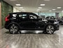 Volvo XC40 T5 Recharge R-Design | Stoel en Stuurwielverwarming | Leder Alcantara R-Design bekleding met wit stiksel en bies | Zitting verlenging voorstoelen | Cruise Control | 19 Inch | Keyless Drive | Parkeersensoren achter | Elektrisch bedienbare achterklep | Bree
