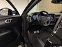 Volvo XC40 T5 Recharge R-Design | Stoel en Stuurwielverwarming | Leder Alcantara R-Design bekleding met wit stiksel en bies | Zitting verlenging voorstoelen | Cruise Control | 19 Inch | Keyless Drive | Parkeersensoren achter | Elektrisch bedienbare achterklep | Bree