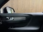 Volvo XC40 T5 Recharge R-Design | Stoel en Stuurwielverwarming | Leder Alcantara R-Design bekleding met wit stiksel en bies | Zitting verlenging voorstoelen | Cruise Control | 19 Inch | Keyless Drive | Parkeersensoren achter | Elektrisch bedienbare achterklep | Bree