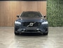 Volvo V90 T8 AWD Recharge R-Design | Vol! | Luchtvering | Bowers & Wilkins | Trekhaak | 360° Camera | Schuifdak | Head-Up Display | Adaptieve Cruise Control | Standkachel met Volvo On Call App | Stoel en Stuurwielverwarming | Full LED Meesturende koplampen | Pilot