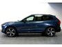Volvo XC60 2.0 B5 MHEV 195kW/265pk Aut8 Ultimate Dark PANORAMADAK + HARMAN/KARDON + PILOT ASSIST + HEAD-UP DISPLAY + ADAPT.CRUISE + STANDKACHEL + STOELVERWARMING V&A + BLIS + LANE ASSIST + STUURVERWARMING + ON-CALL + EL.TREKHAAK + PARKSENSOREN + 21" LM-VELGEN!!