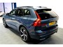 Volvo XC60 2.0 B5 MHEV 195kW/265pk Aut8 Ultimate Dark PANORAMADAK + HARMAN/KARDON + PILOT ASSIST + HEAD-UP DISPLAY + ADAPT.CRUISE + STANDKACHEL + STOELVERWARMING V&A + BLIS + LANE ASSIST + STUURVERWARMING + ON-CALL + EL.TREKHAAK + PARKSENSOREN + 21" LM-VELGEN!!