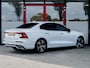 Volvo S60 2.0 B4 R-Design | Schuif/ Kantel Dak | Trekhaak elek. | Harman & Kardon | Adaptieve LED Koplampen | Stoelverwarming | Stuurwiel Verwarmd | Privacy Glas | Camera | Adaptieve Cruise Control | Origineel NL | Eerste Eigenaar | BTW Auto |
