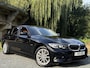 BMW 3-Serie 320e BUSINESS+ EDITION LEDER/CAMERA/TREKHAAK