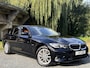 BMW 3-Serie 320e BUSINESS+ EDITION LEDER/CAMERA/TREKHAAK