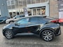 Toyota C-HR 1.8 HYBRID 140 DYNAMIC ALL-SEASON STOEL/STUURVERW NAVI PARK-SENSOREN ELEK-ACHTERKLEP BLIND-SPOT DRAADLOOS-LADEN APPLE/ANDROID