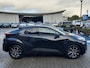 Toyota C-HR 1.8 HYBRID 140 DYNAMIC ALL-SEASON STOEL/STUURVERW NAVI PARK-SENSOREN ELEK-ACHTERKLEP BLIND-SPOT DRAADLOOS-LADEN APPLE/ANDROID
