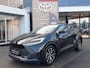 Toyota C-HR 1.8 HYBRID 140 DYNAMIC ALL-SEASON STOEL/STUURVERW NAVI PARK-SENSOREN ELEK-ACHTERKLEP BLIND-SPOT DRAADLOOS-LADEN APPLE/ANDROID