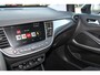 Opel Crossland 1.2-110pk Turbo 'Elegance'. Mooie en luxe hoogzitter met weinig km's ! Volautm. airco dual, cruise control, camera, comfortstoelen, metallic lak, LM wielen, navigatie, telefoonvoorb., lane- en side assist, parkeersensoren v+a, LED verlichting etc.