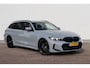 BMW 3-Serie Touring 330i M-Sport | Adap. Cruise | Widescreen | Stoelverwarming | Camera | Climate Control | Navigatie | Carplay | 20''