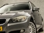 BMW 3-Serie Touring 316i Sportline (YOUNGTIMER, NAVIGATIE, CLIMATE, SPORTSTOELEN, PARKEERSENSOREN, CRUISE, DAKRAILS, BLUETOOTH, NIEUWE APK, NIEUWSTAAT)