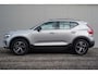 Volvo XC40 2.0 B4 Plus Dark | 2000 kg trekgewicht | Trekhaak | Stuur & Stoelverwarming | Pilot Assist | Elektrische Achterklep | Elektrische Stoelen | Google Services | Harman Kardon | 18 inch Licht Metaal