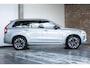 Volvo XC90 2.0 T8 Plug-in hybrid AWD Ultra Dark | Verwarmbare voorstoelen | Verwarmbaar stuurwiel | Ventileerbare voorstoelen | Massagefunctie voorstoelen | Verwarmbare achterbank | Premium Audio by Bowers & Wilkins | Luchtvering | Rondom zichtcamera  | Semi elektrische trekhaak | 21 inch Lichtmetalen velgen