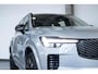 Volvo XC90 2.0 T8 Plug-in hybrid AWD Ultra Dark | Verwarmbare voorstoelen | Verwarmbaar stuurwiel | Ventileerbare voorstoelen | Massagefunctie voorstoelen | Verwarmbare achterbank | Premium Audio by Bowers & Wilkins | Luchtvering | Rondom zichtcamera  | Semi elektrische trekhaak | 21 inch Lichtmetalen velgen