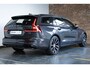Volvo V60 2.0 T6 Plug-in hybrid AWD Plus Dark | Elek. Glazen Panoramdak | Verwarmbare Voorstoelen (met geheugen), Stuurwiel en Achterbank | Semi-Elektrische Trekhaak | Verwarmbare Voorruit | Premium Audio by Harman Kardon | 360-Camera