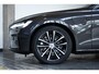 Volvo V60 2.0 T6 Plug-in hybrid AWD Plus Dark | Elek. Glazen Panoramdak | Verwarmbare Voorstoelen (met geheugen), Stuurwiel en Achterbank | Semi-Elektrische Trekhaak | Verwarmbare Voorruit | Premium Audio by Harman Kardon | 360-Camera