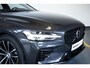 Volvo V60 2.0 T6 Plug-in hybrid AWD Plus Dark | Elek. Glazen Panoramdak | Verwarmbare Voorstoelen (met geheugen), Stuurwiel en Achterbank | Semi-Elektrische Trekhaak | Verwarmbare Voorruit | Premium Audio by Harman Kardon | 360-Camera