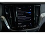 Volvo V60 2.0 T6 Plug-in hybrid AWD Plus Dark | Elek. Glazen Panoramdak | Verwarmbare Voorstoelen (met geheugen), Stuurwiel en Achterbank | Semi-Elektrische Trekhaak | Verwarmbare Voorruit | Premium Audio by Harman Kardon | 360-Camera