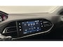 Peugeot 308 SW 1.2 PureTech Blue Lease Allure LM PANO TREKHAAK CRUISE CARPLAY NAVIGATIE.