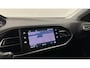 Peugeot 308 SW 1.2 PureTech Blue Lease Allure LM PANO TREKHAAK CRUISE CARPLAY NAVIGATIE.