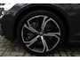 Volvo V60 T8 Plug-in hybrid Automaat AWD Ultra Dark | Panoramadak | 360° camera | Bowers & Wilkins audio | Verwarmbare voorstoelen | Massagefunctie voorstoelen | Verwarmbaar stuurwiel | Verwarmbare achterbank | Blind Spot | | Semi Elektrische trakhaak | Elek bed. voorstoelen met Memory | 18 inch Lichtmetalen velgen | Alarmklasse 3
