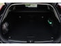 Volvo V60 T8 Plug-in hybrid Automaat AWD Ultra Dark | Panoramadak | 360° camera | Bowers & Wilkins audio | Verwarmbare voorstoelen | Massagefunctie voorstoelen | Verwarmbaar stuurwiel | Verwarmbare achterbank | Blind Spot | | Semi Elektrische trakhaak | Elek bed. voorstoelen met Memory | 18 inch Lichtmetalen velgen | Alarmklasse 3