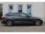 Volvo V60 T8 Plug-in hybrid Automaat AWD Ultra Dark | Panoramadak | 360° camera | Bowers & Wilkins audio | Verwarmbare voorstoelen | Massagefunctie voorstoelen | Verwarmbaar stuurwiel | Verwarmbare achterbank | Blind Spot | | Semi Elektrische trakhaak | Elek bed. voorstoelen met Memory | 18 inch Lichtmetalen velgen | Alarmklasse 3