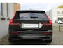 Volvo V60 T8 Plug-in hybrid Automaat AWD Ultra Dark | Panoramadak | 360° camera | Bowers & Wilkins audio | Verwarmbare voorstoelen | Massagefunctie voorstoelen | Verwarmbaar stuurwiel | Verwarmbare achterbank | Blind Spot | | Semi Elektrische trakhaak | Elek bed. voorstoelen met Memory | 18 inch Lichtmetalen velgen | Alarmklasse 3
