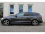 Volvo V60 T8 Plug-in hybrid Automaat AWD Ultra Dark | Panoramadak | 360° camera | Bowers & Wilkins audio | Verwarmbare voorstoelen | Massagefunctie voorstoelen | Verwarmbaar stuurwiel | Verwarmbare achterbank | Blind Spot | | Semi Elektrische trakhaak | Elek bed. voorstoelen met Memory | 18 inch Lichtmetalen velgen | Alarmklasse 3