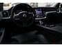 Volvo V60 T8 Plug-in hybrid Automaat AWD Ultra Dark | Panoramadak | 360° camera | Bowers & Wilkins audio | Verwarmbare voorstoelen | Massagefunctie voorstoelen | Verwarmbaar stuurwiel | Verwarmbare achterbank | Blind Spot | | Semi Elektrische trakhaak | Elek bed. voorstoelen met Memory | 18 inch Lichtmetalen velgen | Alarmklasse 3