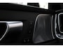 Volvo V60 T8 Plug-in hybrid Automaat AWD Ultra Dark | Panoramadak | 360° camera | Bowers & Wilkins audio | Verwarmbare voorstoelen | Massagefunctie voorstoelen | Verwarmbaar stuurwiel | Verwarmbare achterbank | Blind Spot | | Semi Elektrische trakhaak | Elek bed. voorstoelen met Memory | 18 inch Lichtmetalen velgen | Alarmklasse 3