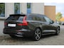 Volvo V60 T8 Plug-in hybrid Automaat AWD Ultra Dark | Panoramadak | 360° camera | Bowers & Wilkins audio | Verwarmbare voorstoelen | Massagefunctie voorstoelen | Verwarmbaar stuurwiel | Verwarmbare achterbank | Blind Spot | | Semi Elektrische trakhaak | Elek bed. voorstoelen met Memory | 18 inch Lichtmetalen velgen | Alarmklasse 3