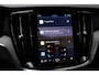 Volvo V60 T8 Plug-in hybrid Automaat AWD Ultra Dark | Panoramadak | 360° camera | Bowers & Wilkins audio | Verwarmbare voorstoelen | Massagefunctie voorstoelen | Verwarmbaar stuurwiel | Verwarmbare achterbank | Blind Spot | | Semi Elektrische trakhaak | Elek bed. voorstoelen met Memory | 18 inch Lichtmetalen velgen | Alarmklasse 3