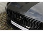 Volvo V60 T8 Plug-in hybrid Automaat AWD Ultra Dark | Panoramadak | 360° camera | Bowers & Wilkins audio | Verwarmbare voorstoelen | Massagefunctie voorstoelen | Verwarmbaar stuurwiel | Verwarmbare achterbank | Blind Spot | | Semi Elektrische trakhaak | Elek bed. voorstoelen met Memory | 18 inch Lichtmetalen velgen | Alarmklasse 3