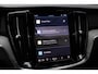 Volvo V60 T8 Plug-in hybrid Automaat AWD Ultra Dark | Panoramadak | 360° camera | Bowers & Wilkins audio | Verwarmbare voorstoelen | Massagefunctie voorstoelen | Verwarmbaar stuurwiel | Verwarmbare achterbank | Blind Spot | | Semi Elektrische trakhaak | Elek bed. voorstoelen met Memory | 18 inch Lichtmetalen velgen | Alarmklasse 3