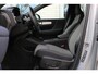 Volvo XC40 B4 Automaat Plus Dark | Achteruitrijcamera | Semi elektrische trekhaak | Stoelverwarming | Blind Spot | Stuurwiel verwarming | Google services | Bestuurdersstoel met geheugen | Harman/Kardon premium audio | Blind Spot | 18 inch lichtmetalen velgen |