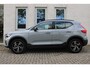 Volvo XC40 B4 Automaat Plus Dark | Achteruitrijcamera | Semi elektrische trekhaak | Stoelverwarming | Blind Spot | Stuurwiel verwarming | Google services | Bestuurdersstoel met geheugen | Harman/Kardon premium audio | Blind Spot | 18 inch lichtmetalen velgen |