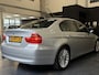 BMW 3-Serie E90 325i Dynamic Executive Aut.-6 | 1e eig. direct van BMW dealer! | 100% schadevrij en dealeronderhouden | Youngtimer | Bijtellingsvriendelijk! |