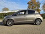 Toyota Yaris 1.3 VVT-i Trend Bi-Tone, Apk 12-2026! Zondag OPEN!