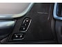 Volvo V90 T8 Recharge AWD Ultra Dark - Panorama/schuifdak - IntelliSafe Assist & Surround - 360º Camera - Harman/Kardon audio - Adaptieve LED koplampen - Verwarmde voorstoelen, stuur & achterbank - Parkeersensoren voor & achter - Elektr. bedienb. voorstoelen met geheugen - Head up display - Elektr. inklapbare trekhaak - 19' LMV