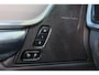 Volvo V90 T8 Recharge AWD Ultra Dark - Panorama/schuifdak - IntelliSafe Assist & Surround - 360º Camera - Harman/Kardon audio - Adaptieve LED koplampen - Verwarmde voorstoelen, stuur & achterbank - Parkeersensoren voor & achter - Elektr. bedienb. voorstoelen met geheugen - Head up display - Elektr. inklapbare trekhaak - 19' LMV