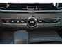 Volvo V90 T8 Recharge AWD Ultra Dark - Panorama/schuifdak - IntelliSafe Assist & Surround - 360º Camera - Harman/Kardon audio - Adaptieve LED koplampen - Verwarmde voorstoelen, stuur & achterbank - Parkeersensoren voor & achter - Elektr. bedienb. voorstoelen met geheugen - Head up display - Elektr. inklapbare trekhaak - 19' LMV