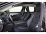 Volvo V90 T8 Recharge AWD Ultra Dark - Panorama/schuifdak - IntelliSafe Assist & Surround - 360º Camera - Harman/Kardon audio - Adaptieve LED koplampen - Verwarmde voorstoelen, stuur & achterbank - Parkeersensoren voor & achter - Elektr. bedienb. voorstoelen met geheugen - Head up display - Elektr. inklapbare trekhaak - 19' LMV