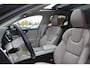Volvo V60 Cross Country 2.0 B5 250PK CROSSCOUNTRY AWD Ultimate AWD (VIERWIELAANDRIJVING) | PANORAMISCH SCHUIF/KANTELDAK | PARKEERVERWARMING MET TIMER (STANDKACHEL) | MORITZ LEDEREN BEKLEDING MET COMFORTSTOELEN EN DUAL TONE LEDEREN STUURWIEL | ELEKTRISCH VERSTELBARE VOORSTOELEN MET GEHEUGEN OP BEIDE STOELEN | STOEL, STUUR EN ACHTERBANKVERWARMING | PREMIUM AUDIO BY HARMAN KARDON | ADAPTIEVE FULL LED KOPLAMPEN | LED MISTLAMPEN |VERLICHTINGS PACK 2 | INTELSAFE SURROUND | PARK ASSIST "VISIUAL PARK ASSIST" INCL. 360° VIEW | ROESTVRIJSTALEN SIDE SCUFF PLATES MET ''CROSS COUNTRY" INSCIPTIE | EXTRA GETINT GLAS OP ACHTER |