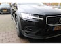 Volvo V60 Cross Country 2.0 B5 250PK CROSSCOUNTRY AWD Ultimate AWD (VIERWIELAANDRIJVING) | PANORAMISCH SCHUIF/KANTELDAK | PARKEERVERWARMING MET TIMER (STANDKACHEL) | MORITZ LEDEREN BEKLEDING MET COMFORTSTOELEN EN DUAL TONE LEDEREN STUURWIEL | ELEKTRISCH VERSTELBARE VOORSTOELEN MET GEHEUGEN OP BEIDE STOELEN | STOEL, STUUR EN ACHTERBANKVERWARMING | PREMIUM AUDIO BY HARMAN KARDON | ADAPTIEVE FULL LED KOPLAMPEN | LED MISTLAMPEN |VERLICHTINGS PACK 2 | INTELSAFE SURROUND | PARK ASSIST "VISIUAL PARK ASSIST" INCL. 360° VIEW | ROESTVRIJSTALEN SIDE SCUFF PLATES MET ''CROSS COUNTRY" INSCIPTIE | EXTRA GETINT GLAS OP ACHTER |