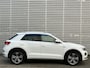 Volkswagen T-Roc 1.5 TSI R-line / Digitaal dashboard / Navigatie / 2x R-line / Afneembare trekhaak / Parkeersensoren V+A / **