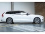 Volvo V60 T6 Plug-in hybrid AWD Plus Dark | Direct Beschikbaar | Head-Up Display | Schuif/Kantel Panoramadak | Harman Kardon Premium Audio | Nappa Lederen Contourstoelen | 360º Camera |